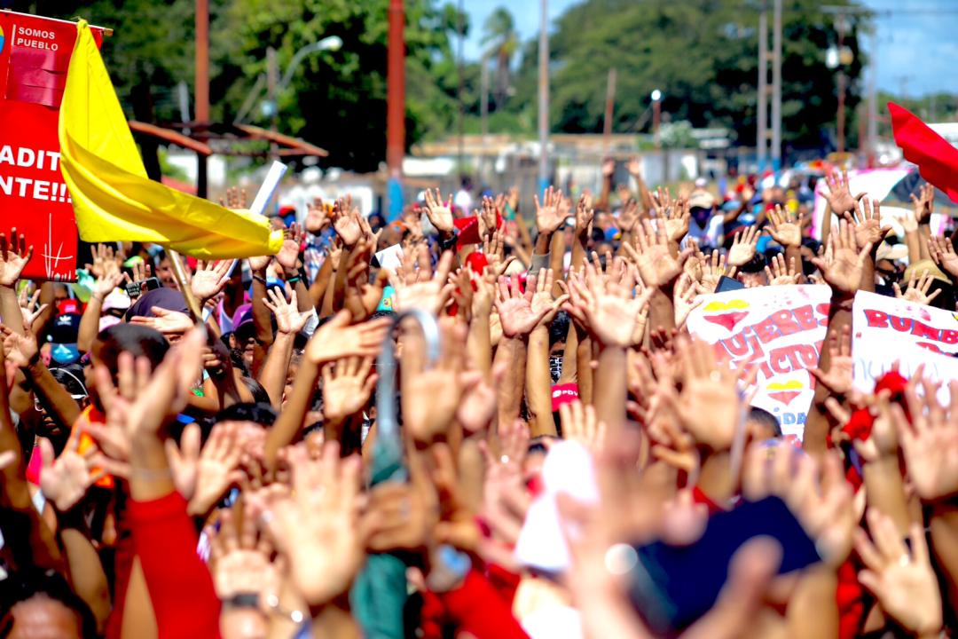 anzoateguigob's tweet photo. #EnFotos|| Impresionante demostración de amor y lealtad hoy en el sur de #Anzoátegui. 
Qué viva Independencia! Qué viva Anzóategui! Vamos juntos a la victoria. 

El #21Nov 🚩VOTA Luis Marcano

Arriba y a la izquierda 🇻🇪
@luismarcanos
@PartidoPSUV
@jorgerpsuv https://t.co/DtuvgpNn9S