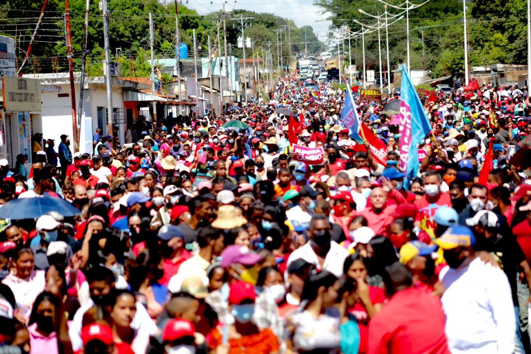 anzoateguigob's tweet photo. #EnFotos|| Impresionante demostración de amor y lealtad hoy en el sur de #Anzoátegui. 
Qué viva Independencia! Qué viva Anzóategui! Vamos juntos a la victoria. 

El #21Nov 🚩VOTA Luis Marcano

Arriba y a la izquierda 🇻🇪
@luismarcanos
@PartidoPSUV
@jorgerpsuv https://t.co/DtuvgpNn9S