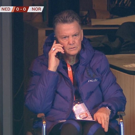 “2 frikandeltsjes spesjaal
5 persoanen patat
3 lihanboutsjes
1 goelasjkroketsje
bakje pinda middel
bakje majoo grut”

“graag eewm bringe” 🛵