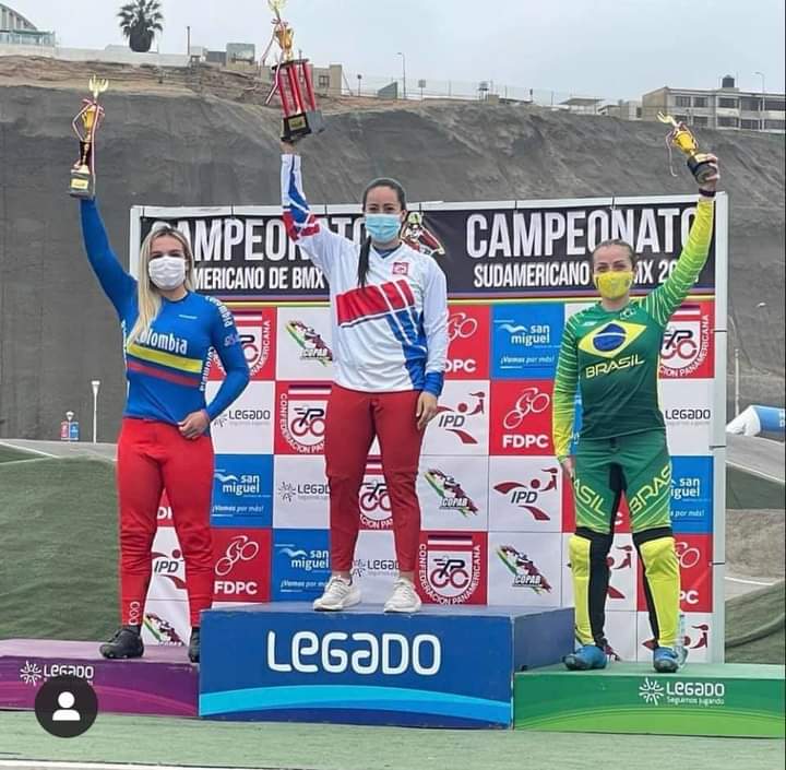 FeminaDeportes's tweet image. #BMX | Colombia 🇨🇴 dominó el Sudamericano de BMX realizado en Lima 🇵🇪 el fin de semana anterior.
---
Mayores: 
🥇🥇 @marianapajon
🥈Andrea Escobar
🥉María Camila Restrepo
---
Junior:
🥇 @ManuMartinez_W5
---
📷: @fedeciclismocolombia