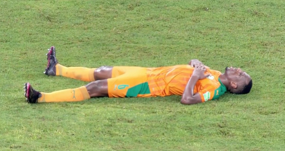 chauve_ken's tweet photo. Tellement la pelouse 🇨🇲 est douce qu'il ne veut plus rentrer.
Il dort au calme🤣🤣🤣🤣 https://t.co/YWyNQiG4oM