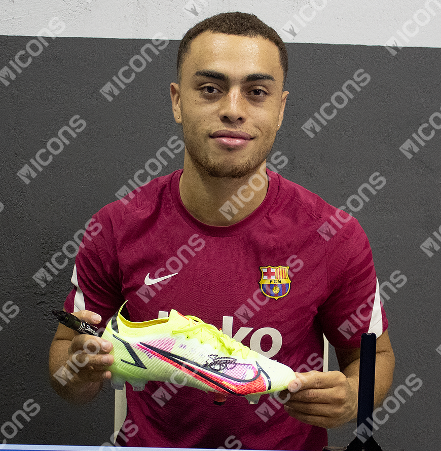 WrldSoccerShop's tweet photo. ❗⁠Giveaway❗⁠⁠

🤝 We have teamed up with @icons_football to giveaway a pair of cleats officially signed by @sergino_dest!⁠

Rules
- RT &amp; Follow
- Comment &amp; tag two friends
- Finish entry here 👉 https://t.co/YppbRZGn2R

We will email the winner on 11/21/21! https://t.co/UbM53v17DM