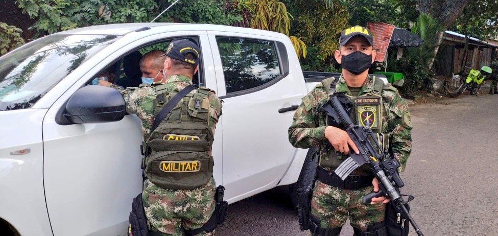 Ejercito_Div5's tweet photo. En la vía que conduce de #Ambalema a #Ibagué, Soldados del @GaulaMilitares de la #SextaBrigada del @COL_EJERCITO, socializan a los conductores la campaña #YoNoPagoYoDenuncio, invitando a denunciar el flagelo de la extorsión y el secuestro. https://t.co/mySSRUBung