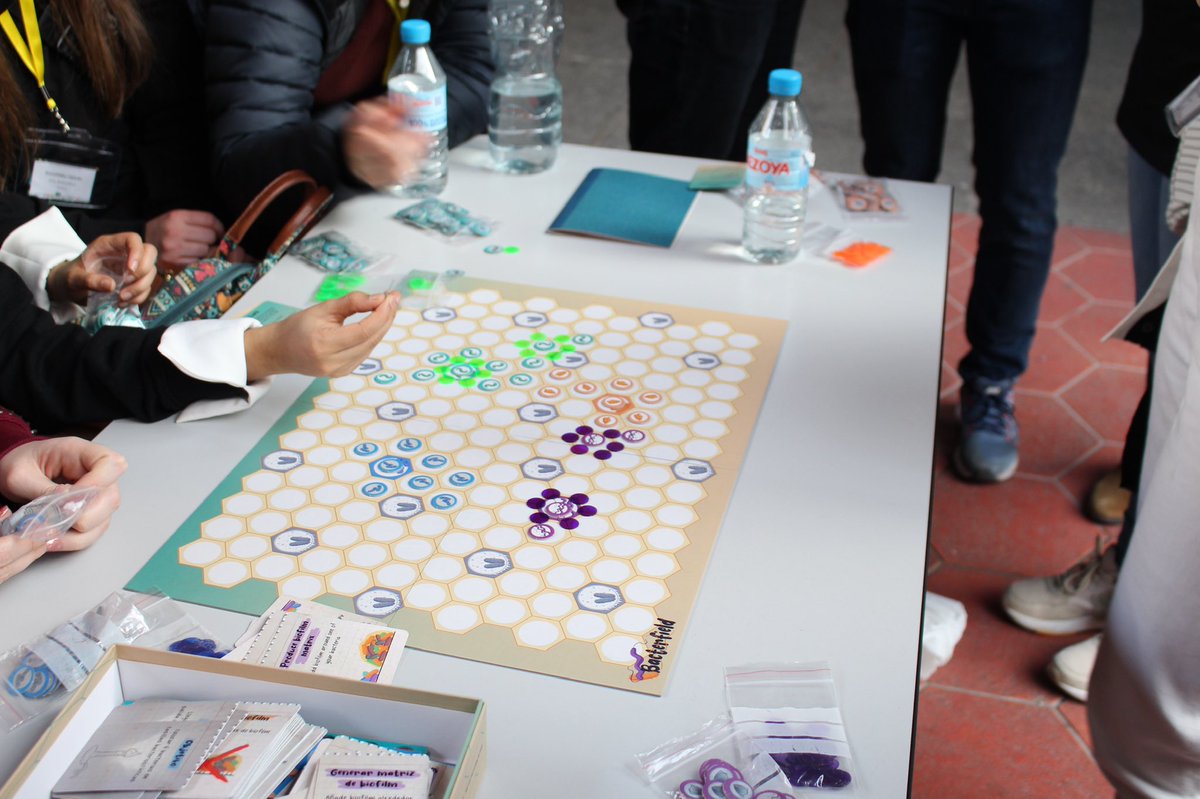 BacterfieldGame's tweet photo. Last week, we had an amazing time playing Bacterfield at the Jamboree Spanish Meet-up organised by @IgemUnizar ! https://t.co/PKtUvE63T7