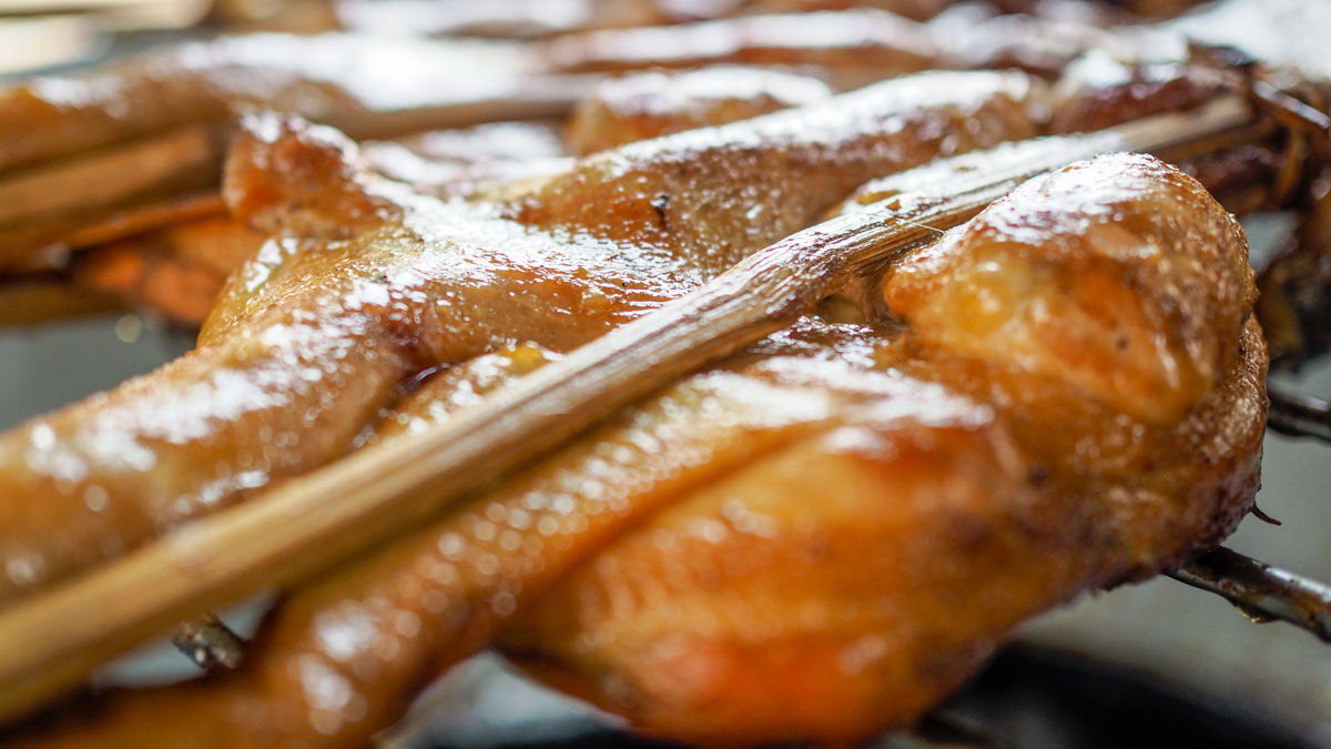 SiamAllFood's tweet photo. เคยรู้กันไหม ? “ไก่ย่างเขาสวนกวาง” ไม่ใช่ “ไก่เนื้อ”

สายพันธุ์ที่ใช้เลี้ยง "ไก่ย่างเขาสวนกวาง" นั้นเป็น "สายพันธุ์ไก่ไข่" ซึ่งเป็น "ไก่ไข่เพศผู้" ครับ อายุเลี้ยงโดยทั่วๆ ไปจะอยู่ราวๆ 55-60 วันเป็นอย่างน้อย 

สนใจ แอด Line : https://t.co/UxrYVZZK5f หรือ สอบถาม 064-936-6983 https://t.co/iG2QBBaBGC