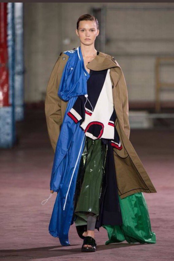 maestradepueblo's tweet image. Recogiendo las chaquetas que se dejan en el patio