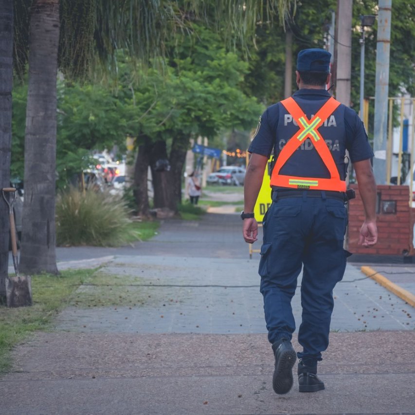 PoliciaCbaOf's tweet photo. En tanto, dos detenidos en Bº #ParqueLiceo 2º Sección con el secuestro de un carro, herramientas y varios metros de cable telefónico que habrían sustraído de un poste ubicado en el sector. https://t.co/O2rw5d5EGy