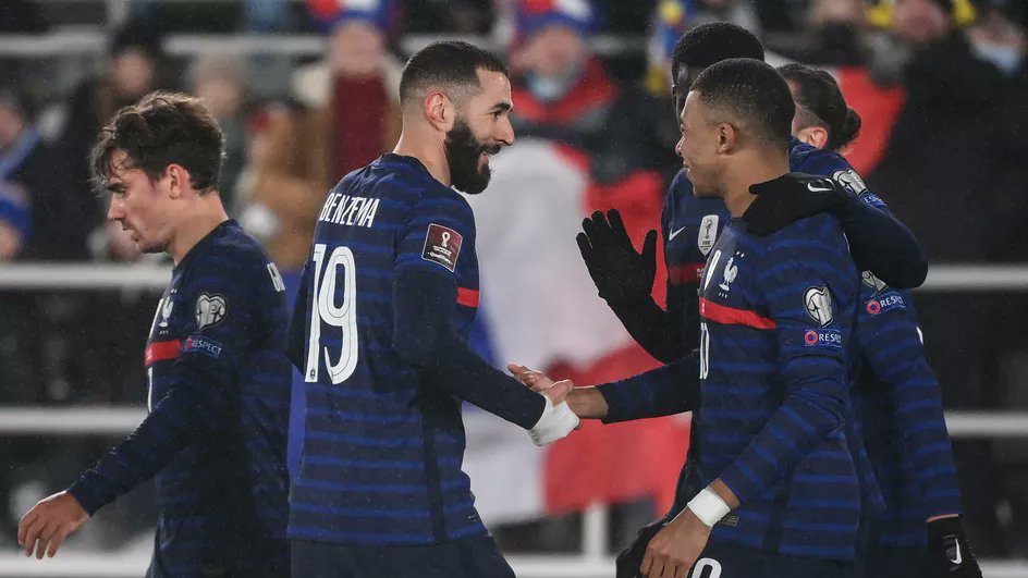franceinfo's tweet photo. 🔴 Emmenés par Kylian Mbappé et Karim Benzema, les Bleus remportent leur match face à la Finlande (0-2).

https://t.co/VBF9Eog05w https://t.co/ONthakVXGM