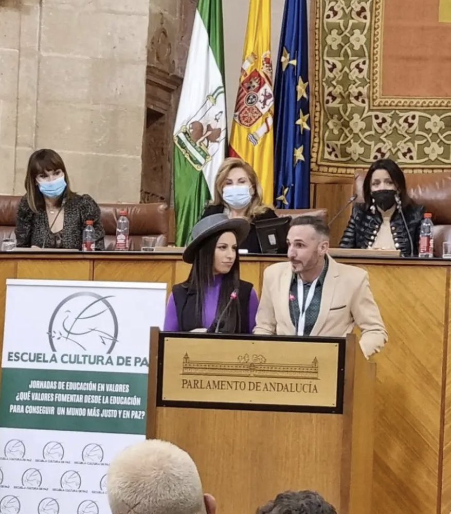 Qué emocionante fue ayer escuchar el himno de <a href="/eculturaz/">escuelaculturadepaz</a> en el Parlamento Andaluz! Grandes <a href="/mariaarteslm/">María Artés</a> y <a href="/OficialMaki/">Maki</a> Os queremos ❤️🙌🏻