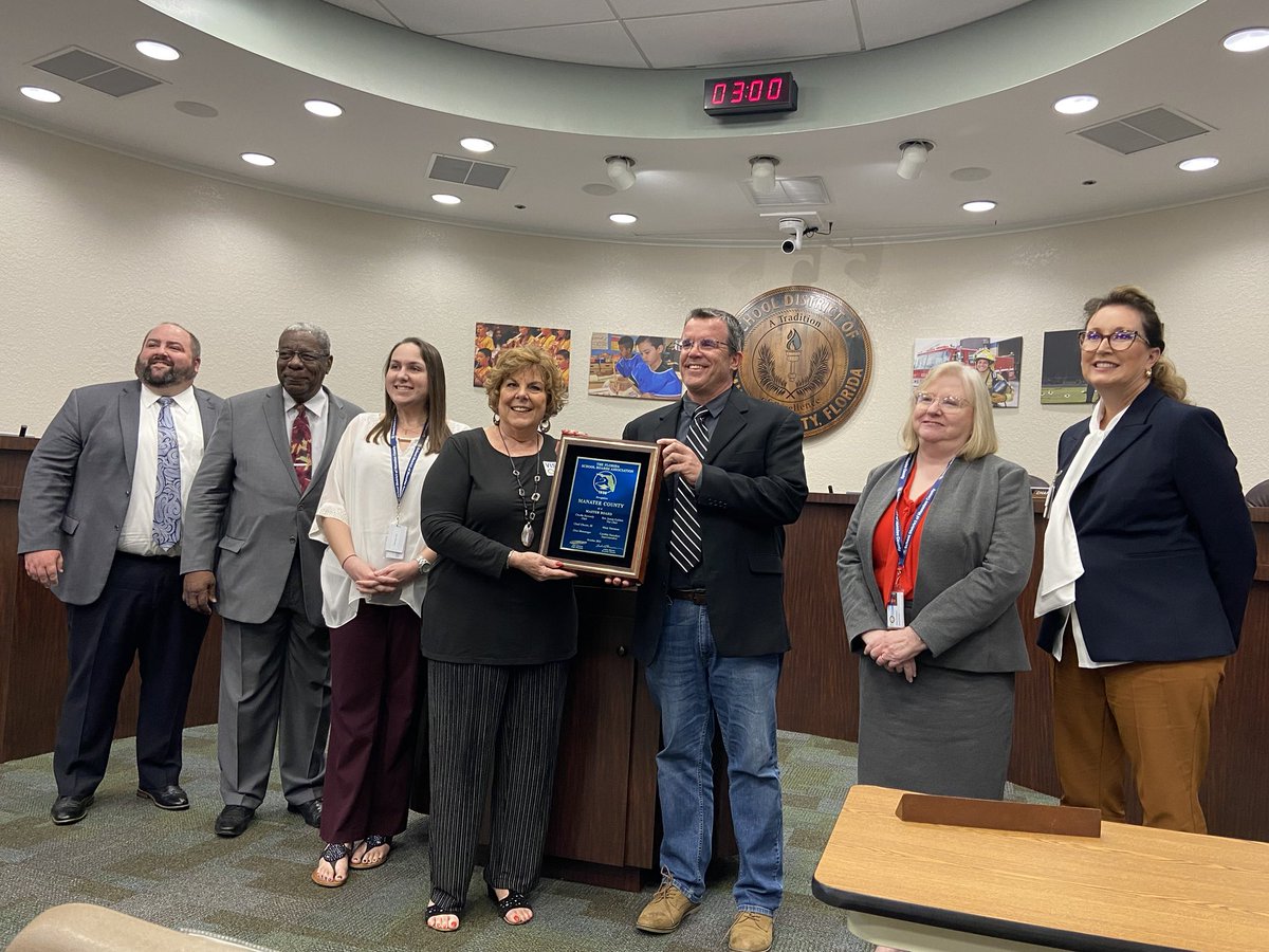 Congratulations to Manatee County for becoming a Master Board. Notice the smiles of the facilitator, Carol Cook, board members and superintendent! Great work! ⁦<a href="/FLSchoolBoards/">FLSchoolBoardsAssoc</a>⁩