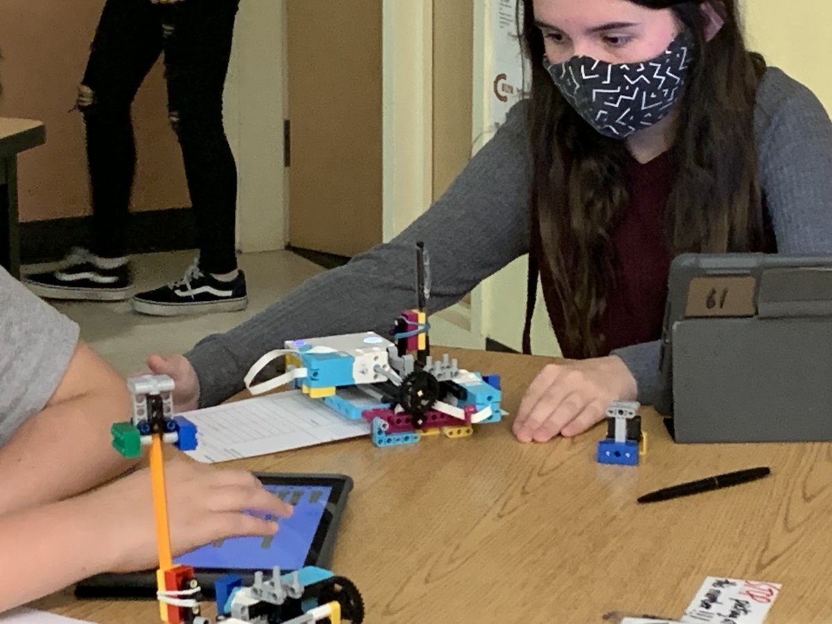 EvergreenCTE's tweet photo. Students in Mr. Brown's Robotics class at Covington Middle School coded CNC (Computerized Numerical control) robots to draw specific shapes and create a personal art piece. @Colt__Pride #CTE #robotics @evergreenps https://t.co/uHiGndx1kE
