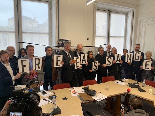 BelgraveRaine's tweet photo. Inaugural French Parliamentary meeting of the #Assange supporters.
"Julian Assange's life is in danger." Only France can save him": moving speeches by @StellaMoris1 & @JohnShipton.
@VillaniCedric
#DropTheCharges #FreeAssangeNOW #LiveAN https://t.co/EUPLlhQOIg