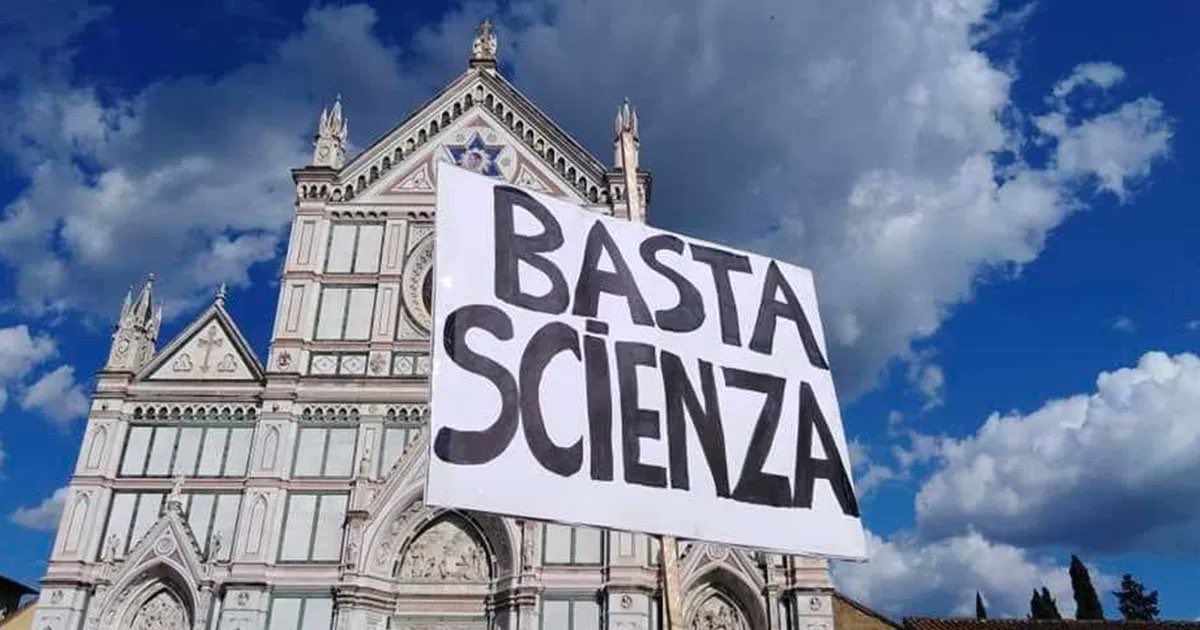 Che questo cartello appaia nel novembre 2021, quando la scienza - solo la scienza - ci ha appena salvato la vita, la cultura, la scuola, l’economia e tante altre cose è davvero notevole. Materia di studio non per miseri medici ma per futuri storici.