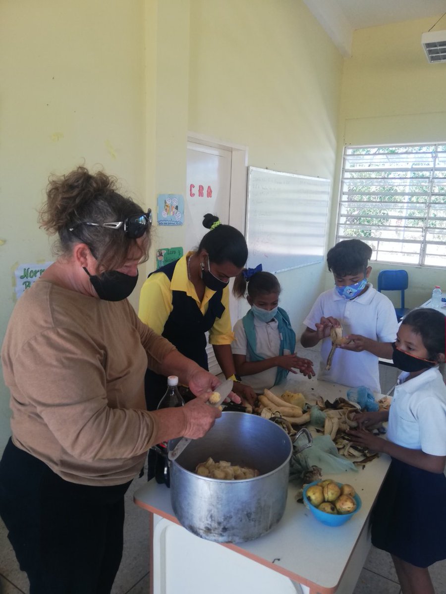 SenoraRocio's tweet photo. @_LaAvanzadora @zendyburgos @NicolasMaduro @jrangel40 @RedIntercircu13 @lachinabarboza @1959edgar @_LaAvanzadora 
Elaboración de Tizana en la U.E.N NUESTRA SEÑORA DEL ROCIO, CIRCUITO 2 RED INTERCIRCUITAL SANTA RITA ZULIA https://t.co/qUgr57wh0Q