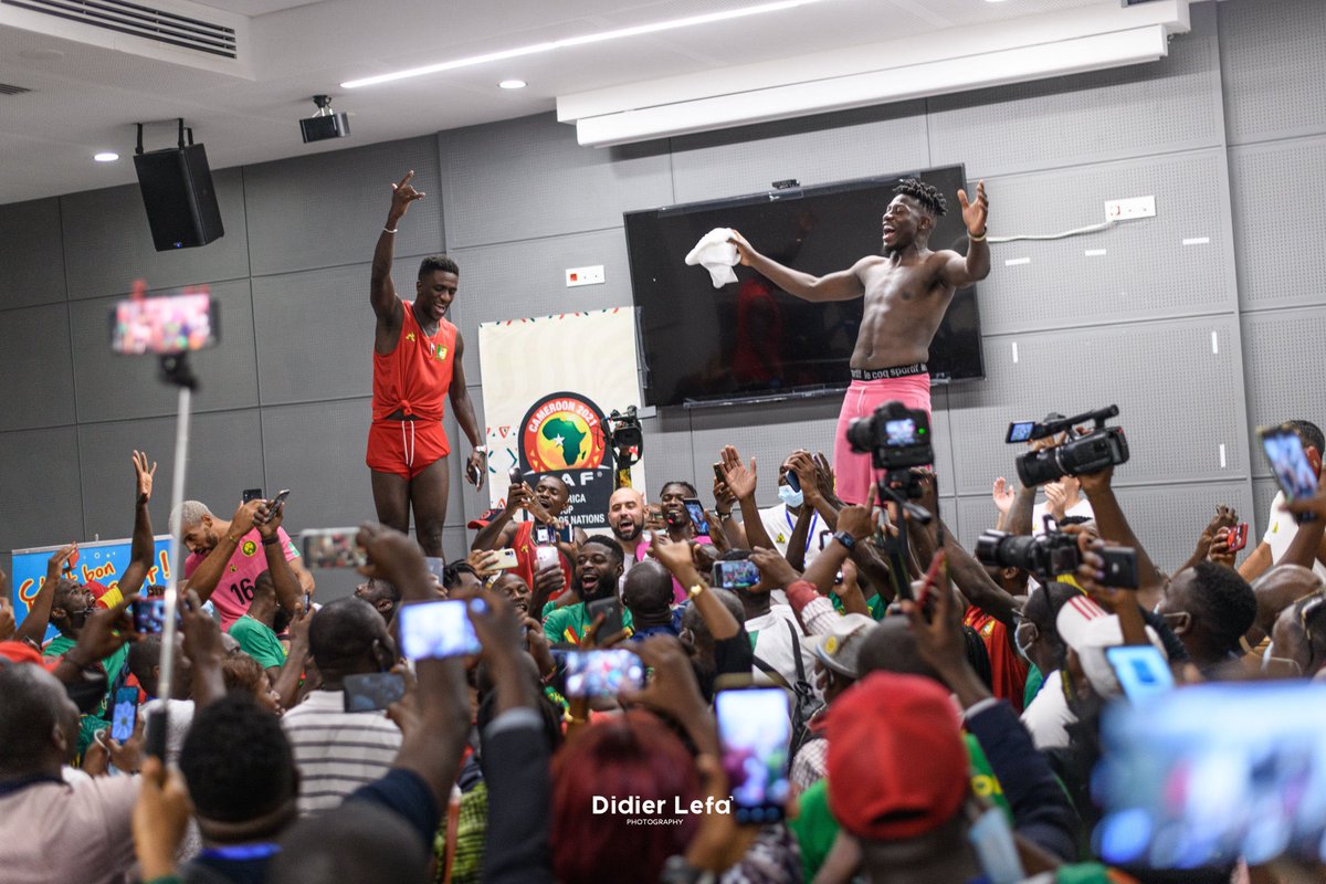 AllezLesLions's tweet photo. C’est du délire en conférence de presse. Les Lions font la FIESTA 🍾🥳🇨🇲

📸 @DidierLefa https://t.co/ZtbK9itgCx