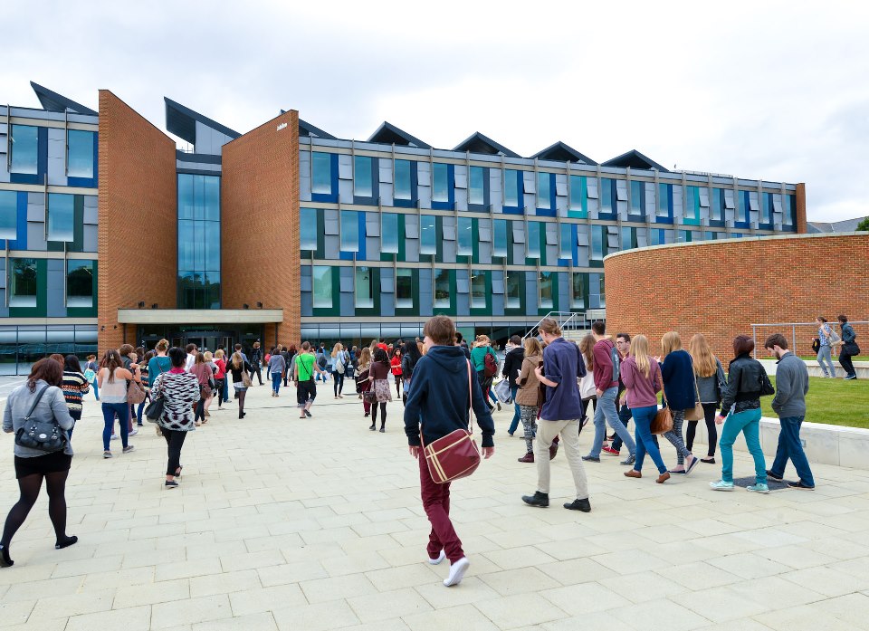 StudyinBritain's tweet photo. @SussexUni es una universidad que se distingue por su enfoque intensivo en la investigación, ocupando en 2020 por cuarto año consecutivo el primer lugar en el el mundo en Estudios de Desarrollo. ¡Contáctanos para postular tu posgrado en UK! https://t.co/um9Spd1xqN https://t.co/b42Mp9Jzvr