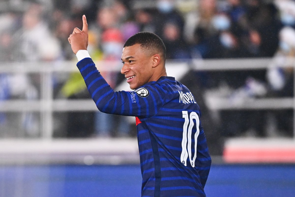 ActuFoot_'s tweet photo. Kylian Mbappé vient de disputer le 300e match de sa carrière professionnelle. 

Ses stats sont MONS-TRU-EUSES ! 🥵
⚽️ 190 buts
🎯 93 passes décisives https://t.co/dDcoXoH0fi