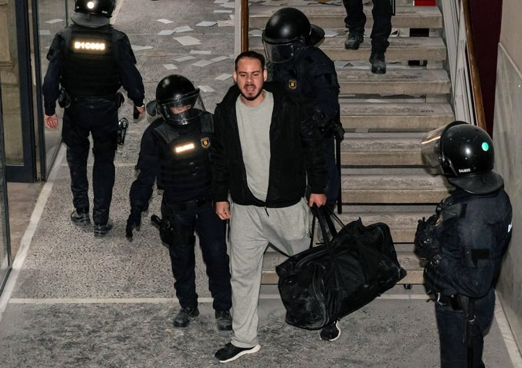 NiEstatNiRei's tweet photo. Hoy, el rapero Pablo Hasel cumple 9 meses en prisión por cantar contra la Casa Real.

¡Libertad Pablo Hasel! https://t.co/LQg9w0qoUY