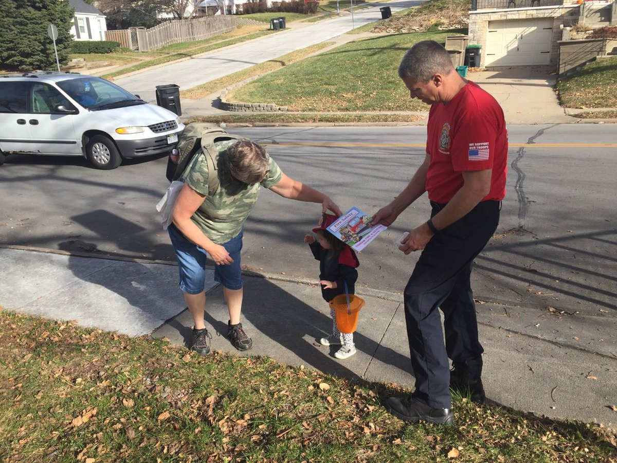 OmahaFireDept's tweet photo. We β€ meeting our neighbors! FAE Mike Davenport handed out some OFD goodies and safety info while he was mowing at Station 10 (our Public Education Office) this afternoon.
#OFDCares #PublicEducation https://t.co/JU36ZsyQvT