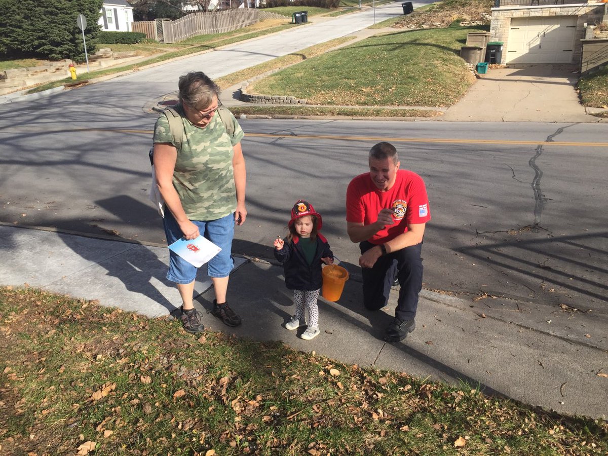 OmahaFireDept's tweet photo. We β€ meeting our neighbors! FAE Mike Davenport handed out some OFD goodies and safety info while he was mowing at Station 10 (our Public Education Office) this afternoon.
#OFDCares #PublicEducation https://t.co/JU36ZsyQvT