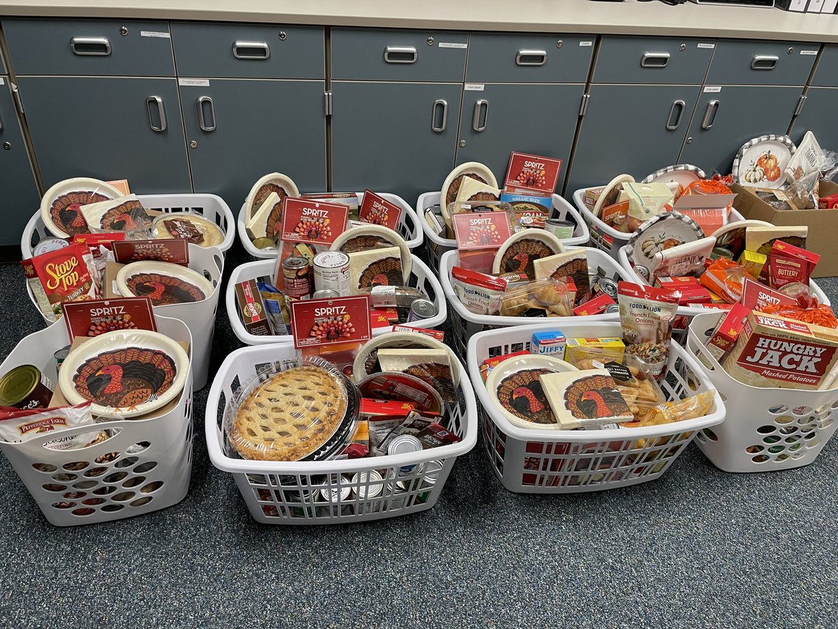 CarsonCat1's tweet photo. Blessing families with Thanksgiving at Thanksgiving! 🦃 🥧 #bethebuffalo #TGES https://t.co/JRw9BIjy33