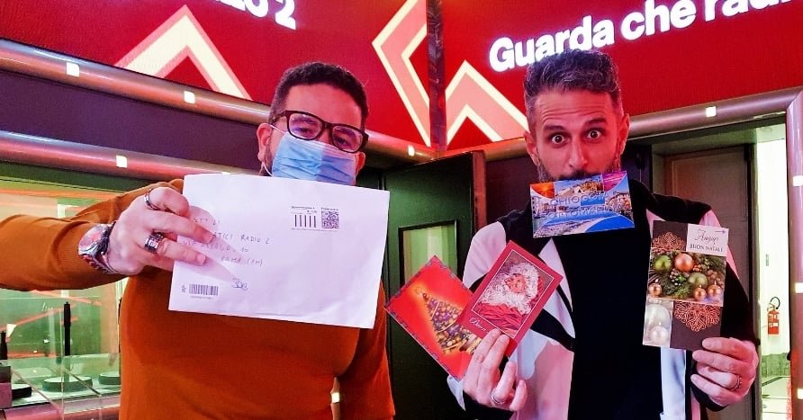 RobertoArduini1's tweet photo. Stanno arrivando le prime cartoline ❤ 
Continuate a spedirle a I Lunatici Radio2 via Asiago 10 00195 Roma. Le leggiamo in diretta su Radio2 e Rai2 e poi ci decoriamo il nostro 🎄 
Stanotte vi aspettiamo a mezzanotte su Radio2 e verso l'una su Rai2 ❤ 
#ilunatici https://t.co/fJEvGq7Gkl