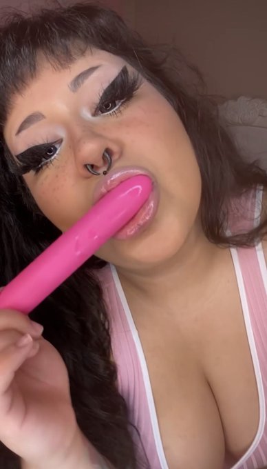 would u say i have DSL 😳👉👈 https://t.co/AkFrqOWVIi