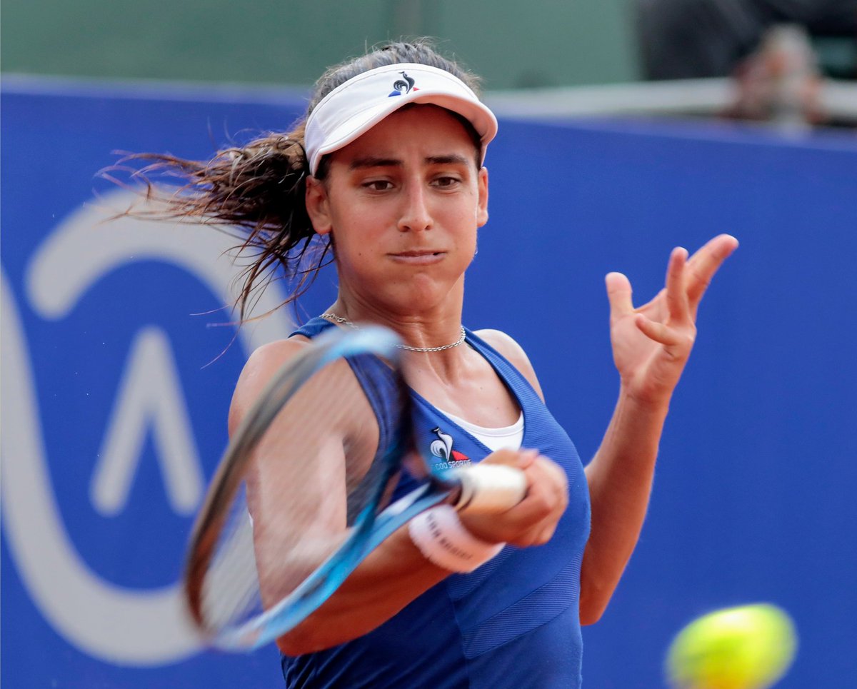 TenistasArg's tweet photo. 👏 Otro paso más en una temporada muy fructífera para Lourdes Carlé: en el #MvdOpen, la deroense venció 76 (10; salvó 4 set points) y 62 a la WC local Grant para conseguir su 1er triunfo a nivel WTA en singles y quedar al borde del top 250 mundial por 1ª vez 💪
📷 Argentina Open https://t.co/2Qp7bEdWnI