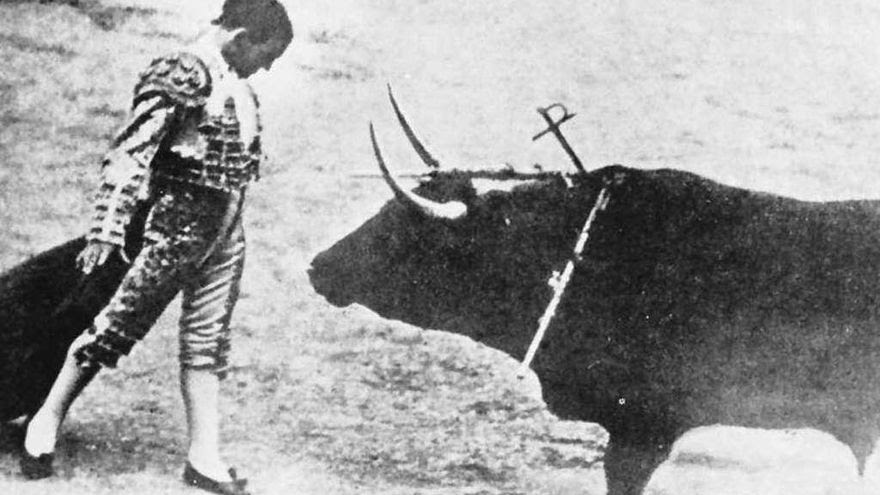 El matador de toros gijonés Bernardo Casielles en Madrid, ante el toro de antes de la guerra.

La autenticidad de la Fiesta.
 #NoALasPuntas