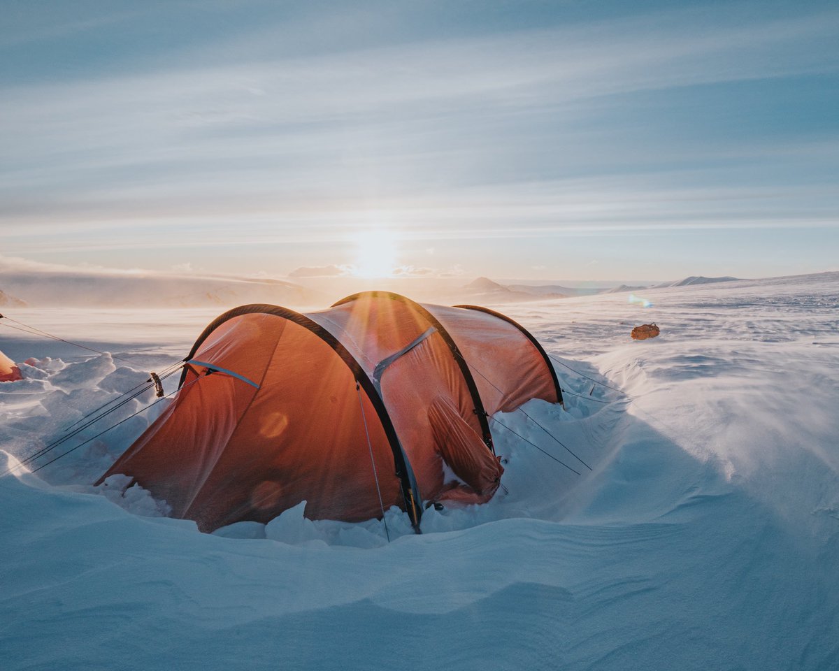 SteinRetzlaff's tweet photo. In 2019, I spent 3 months on the Arctic island of Svalbard on film and ski expeditions. This was one of our team’s Arctic home for 14 days.

Good times! ⛄️⛺️ https://t.co/fKjJqh47UX