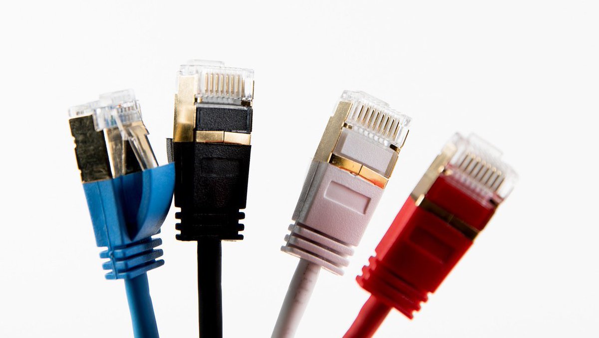 obligedetweeter's tweet photo. D’après la frise chronologique du cours, l’appellation internet remplace celle d’Ethernet en 1982 pour parler du réseau physique du web. Donc, pourquoi appelle-t’on toujours les câbles Ethernet « Ethernet » et non internet ?
#COM1600S09A https://t.co/dwjDbQJeOI