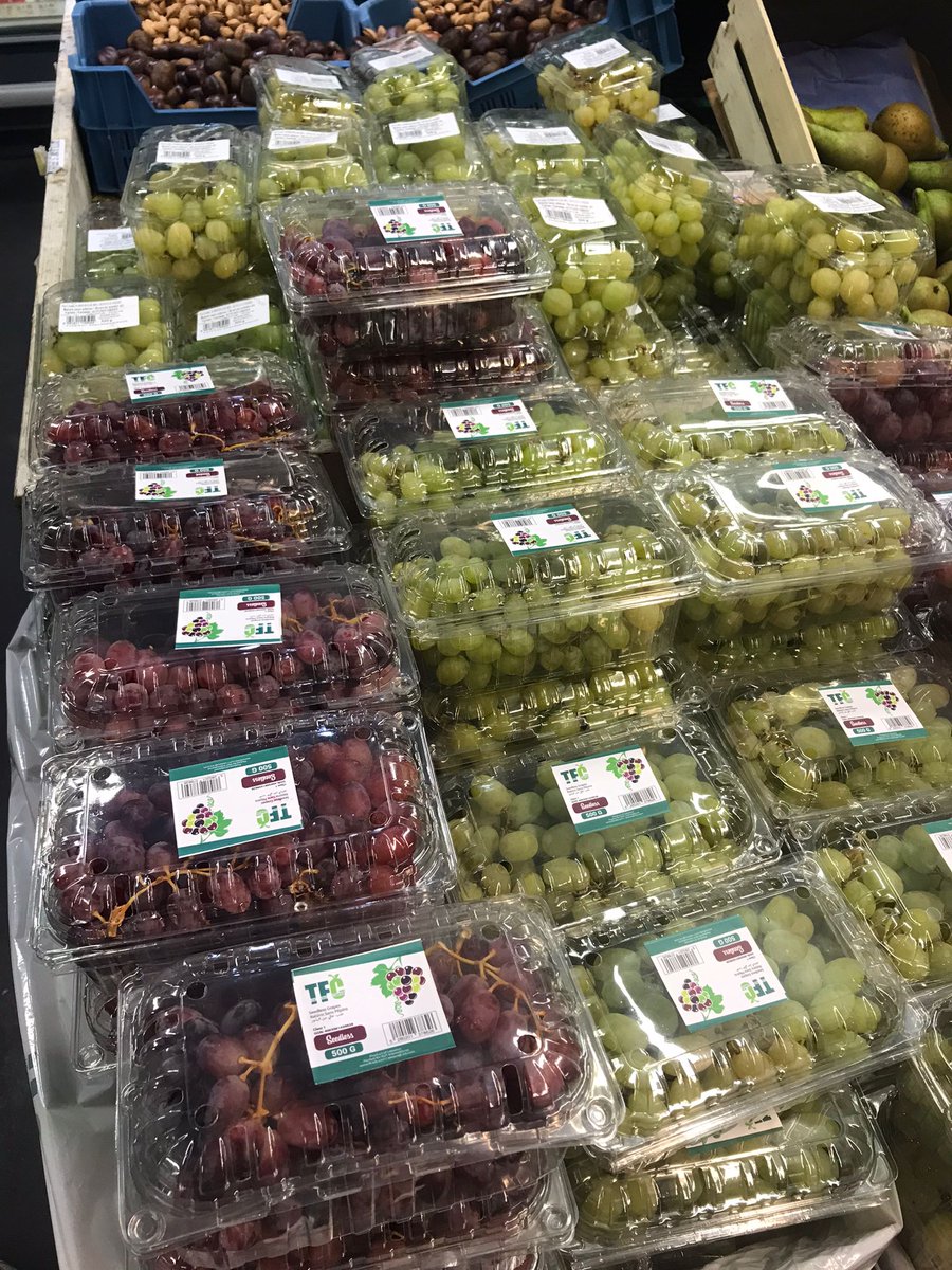 libanbelux's tweet photo. L'ambassadeur a rendu visite à #Freshmed pour célébrer l'arrivée du raisin libanais 🍇 🇱🇧 (exporté par la société #TFCLebanon) au supermarché méditerranéen à Bruxelles 🇧🇪 Les gérants de Freshmed ont affirmé leur soutien aux agriculteurs libanais 🇱🇧 https://t.co/QreU1lbpkD