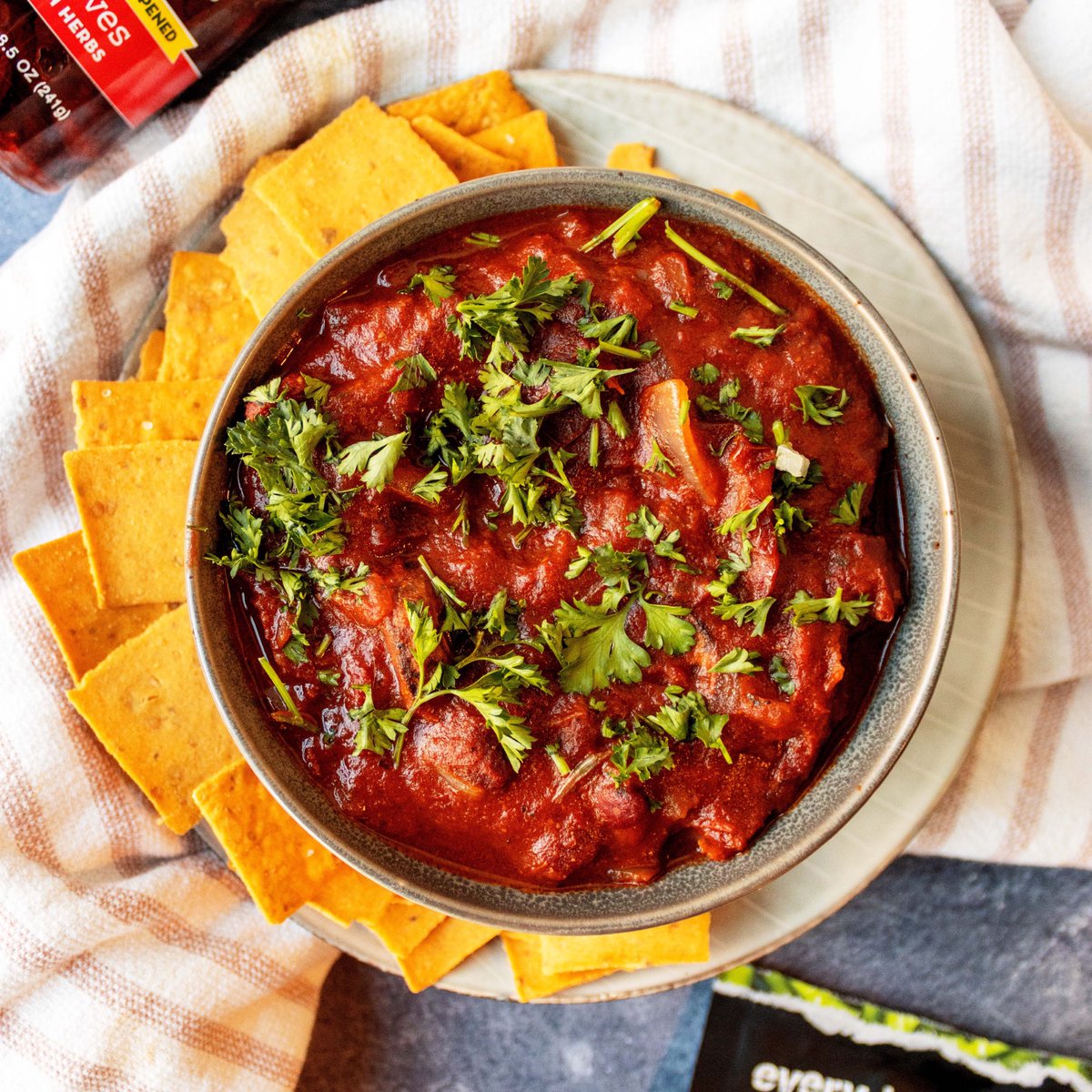 It's chili season🌶 Turn up the heat with this recipe featuring Every Body Eat snack thins and our sun-dried tomatoes! Check out the recipe on Instagram👉 instagram.com/californiasund…