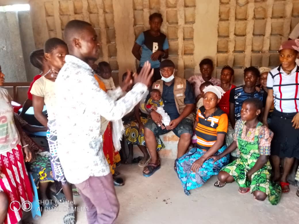 MimboroD's tweet photo. Un DBC pygmée en counsling face aux femmes et jeunes filles pygmées venues bénéficier de la contraception moderne dans le cadre de la campagne PF d'offre gratuite des méthodes contraceptives. Bravo au partenariat visionnaire @UNFPARDC et @ABEFnd  @ippfar @MajRDCongo #Kitumaini https://t.co/o6YlSezkdG