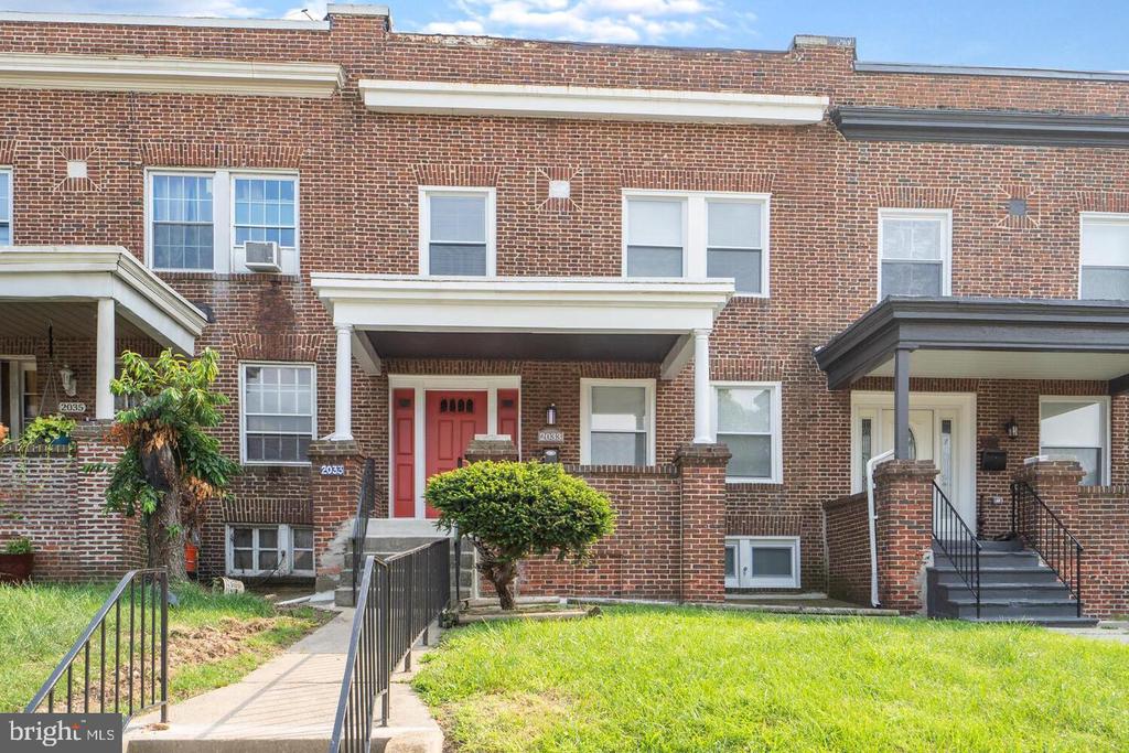 pickmedc's tweet photo. See a virtual tour of my newest #listing 2033 E 32Nd Street #Baltimore #MD  https://t.co/iUmCg0lq8z https://t.co/taaCaP8PCm