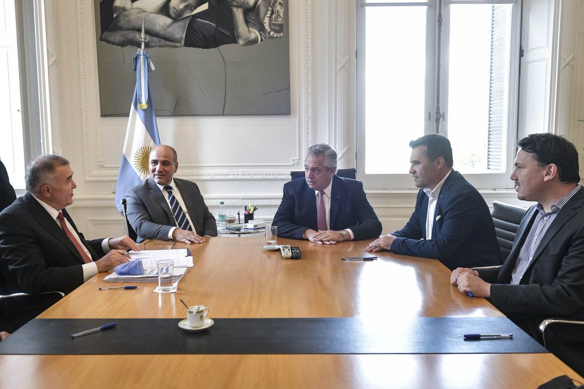 SimonPadros's tweet photo. El 3° convenio firmado tiene como objetivo la instalación de una red de gas de media tensión en barrios ubicados en #Choromoro, #BenjaminPaz, #SanAndrés y #LaCocha.
Una inversión de 406 millones de pesos que beneficiará a 12.000 usuarios.
#ConstruyendoFituro https://t.co/OyEOXLKAbu