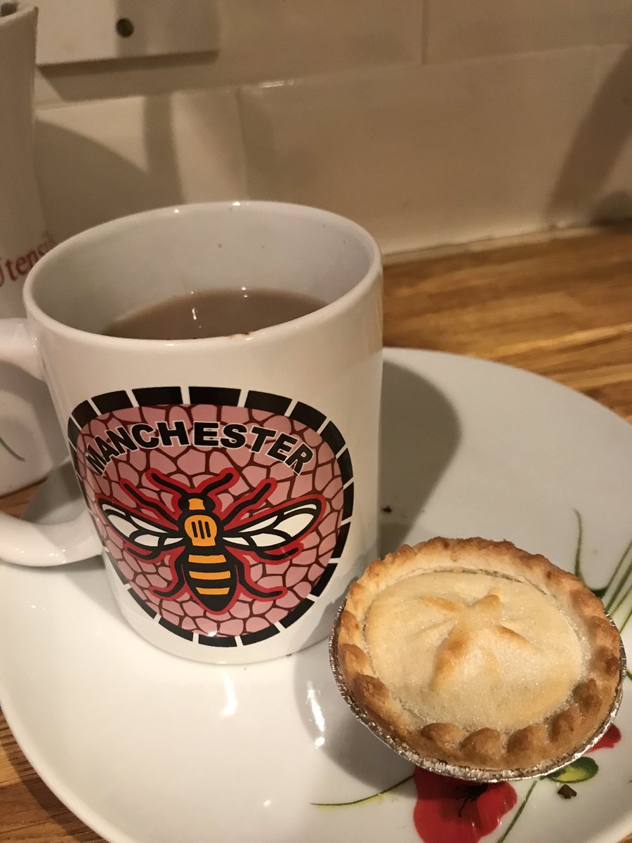 therealpaulac's tweet photo. Mince pieing : perfect ending to the night #nomtastic https://t.co/O6cV7n3GyM