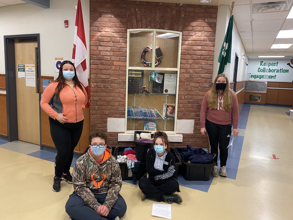ESCEB_Mattawa's tweet photo. L'Ééc Ste-Anne et l'ÉscÉB collectent des vêtements chauds jusqu'au 1 déc. La classe 1-2 apprend du vocabulaire et des maths en même temps.  
Les Loups en action sensibilisent le sec. aux besoins de la banque alimentaire de leur communauté.  
Félicitations aux deux groupes! https://t.co/UcxFQONYfO
