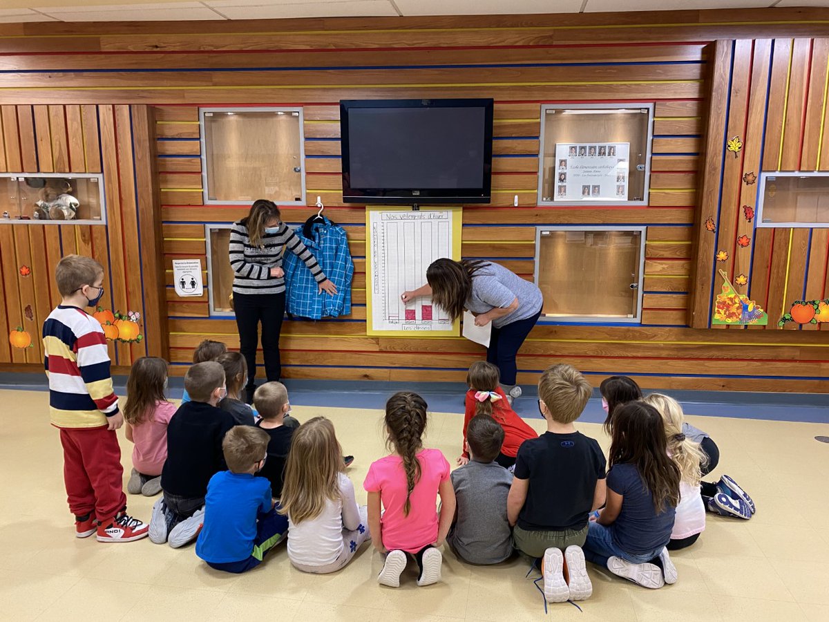 ESCEB_Mattawa's tweet photo. L'Ééc Ste-Anne et l'ÉscÉB collectent des vêtements chauds jusqu'au 1 déc. La classe 1-2 apprend du vocabulaire et des maths en même temps.  
Les Loups en action sensibilisent le sec. aux besoins de la banque alimentaire de leur communauté.  
Félicitations aux deux groupes! https://t.co/UcxFQONYfO