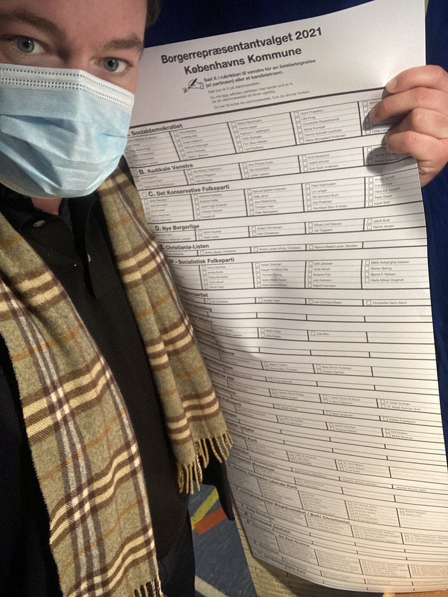 Kaus rétt fyrir lokun. Kjörseðillinn er engin smá smíði.