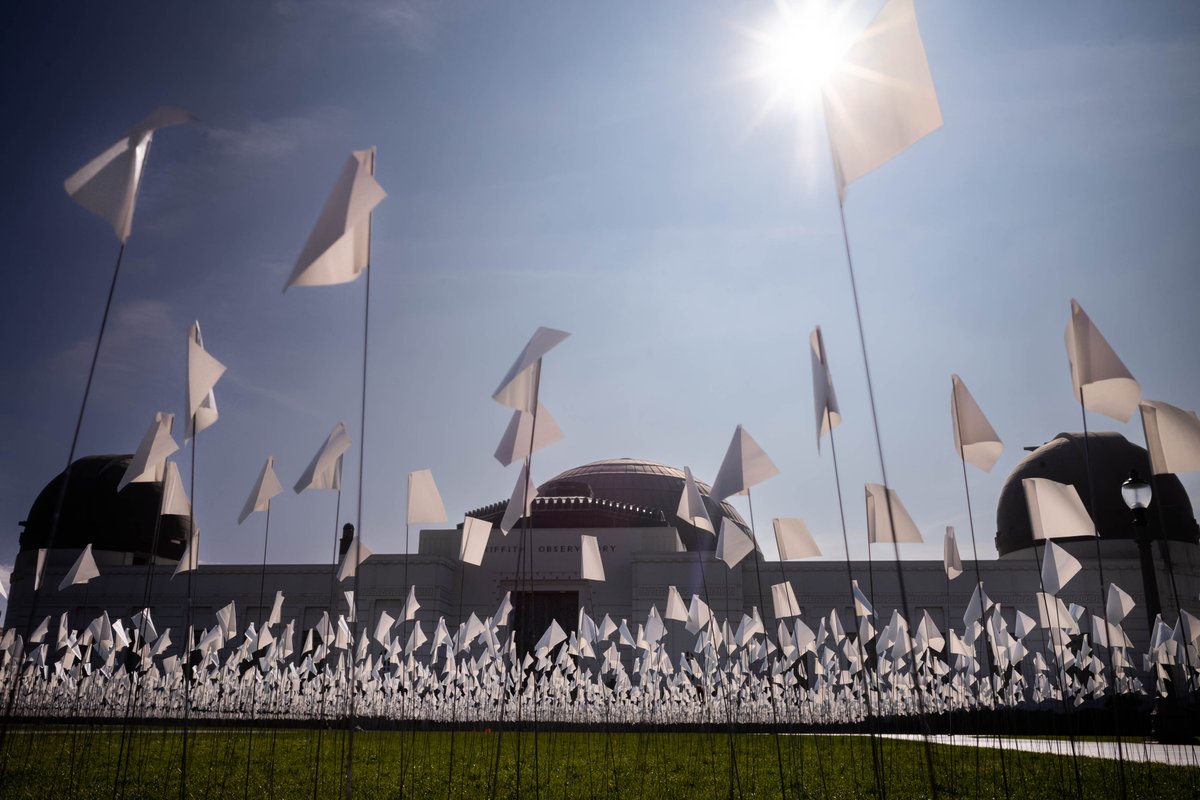 vidcrane's tweet photo. 26,872 white flags are being placed on the lawn at the #GriffithObservatory to honor those in #LosAngeles County who have died from #COVID-19. The virtual 3-day memorial will begin with activites on Thursday to honor all those affected by the #pandemic.  https://t.co/fSH1SJBB7e https://t.co/RP8XtGejki