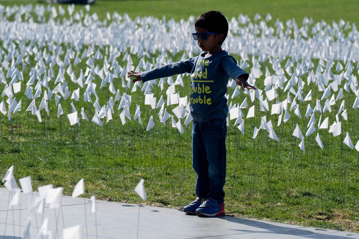 vidcrane's tweet photo. 26,872 white flags are being placed on the lawn at the #GriffithObservatory to honor those in #LosAngeles County who have died from #COVID-19. The virtual 3-day memorial will begin with activites on Thursday to honor all those affected by the #pandemic.  https://t.co/fSH1SJBB7e https://t.co/RP8XtGejki