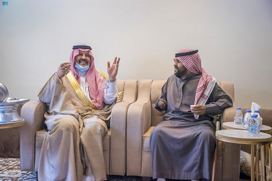 Akhbaar24's tweet photo. أمير #حائل يزور أحد منسوبي #الحرس_الوطني المشاركين في #الحد_الجنوبي بمنزله للاطمئنان عليه 
https://t.co/4hbFCFSchy https://t.co/CxmoTnK57x