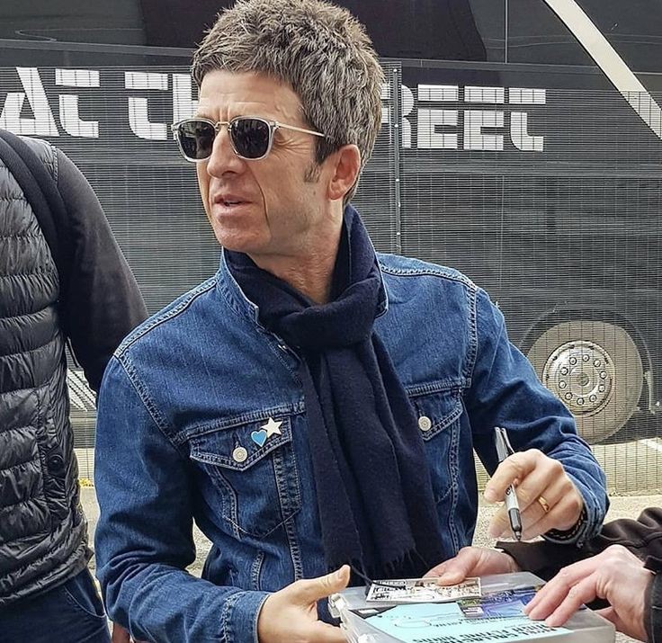 liam and noel every six hours (@gallaghershours) on Twitter photo 