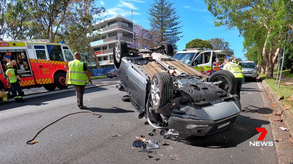pdwnews's tweet photo. CARINGBAH: A vehicle heading NTH-bound on Taren Point Rd has flipped onto it’s roof after hitting a tree, trapping the male driver this morning. @FRNSW released the solo occupant, @NSWAmbulance stabilised and transported the man to #Sutherlandhospital All lanes now open.. #7News https://t.co/Mf6RdtE1RU