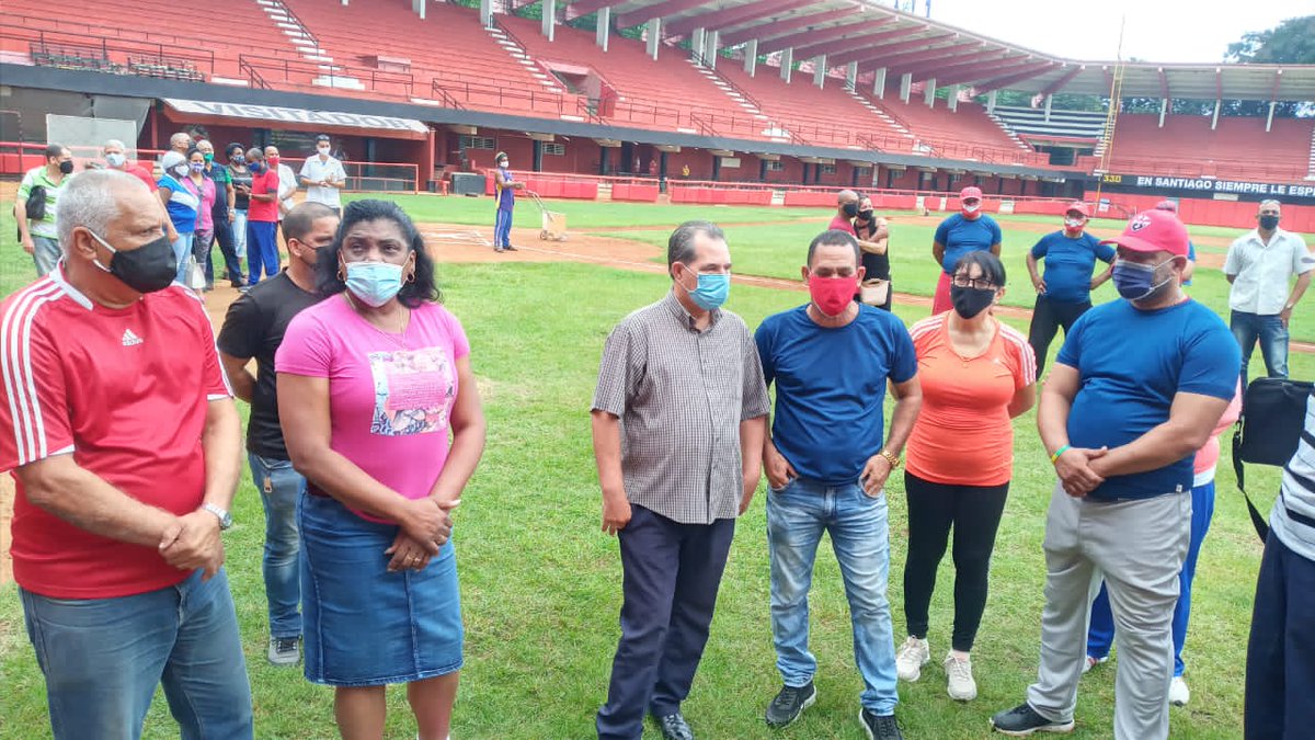 RamnMonte1's tweet photo. Tuve el honor de reunirme con los integrantes de la preselección del equipo de béisbol de #SantiagoDeCuba, todo un potencial del deporte en #Cuba. #CubaVive @DiazCanelB @DrRobertoMOjeda https://t.co/6LeGkUHscz