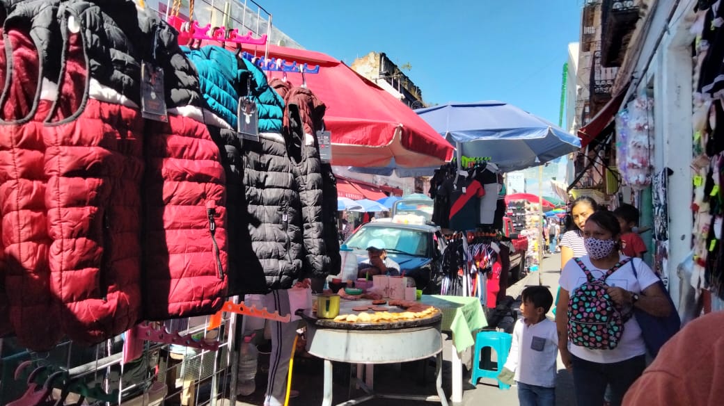 e_consulta's tweet photo. 🚨 Así lucen las calles 8, 10, 12 y 14 Oriente-Poniente nuevamente se encuentran repletas de vendedores ambulantes quienes comercializan maquillaje, ropa,calzado, productos electrónicos, comida, cubrebocas y dulces, entre otros. Vía: @nancymarlenne https://t.co/Yied3kB0nv