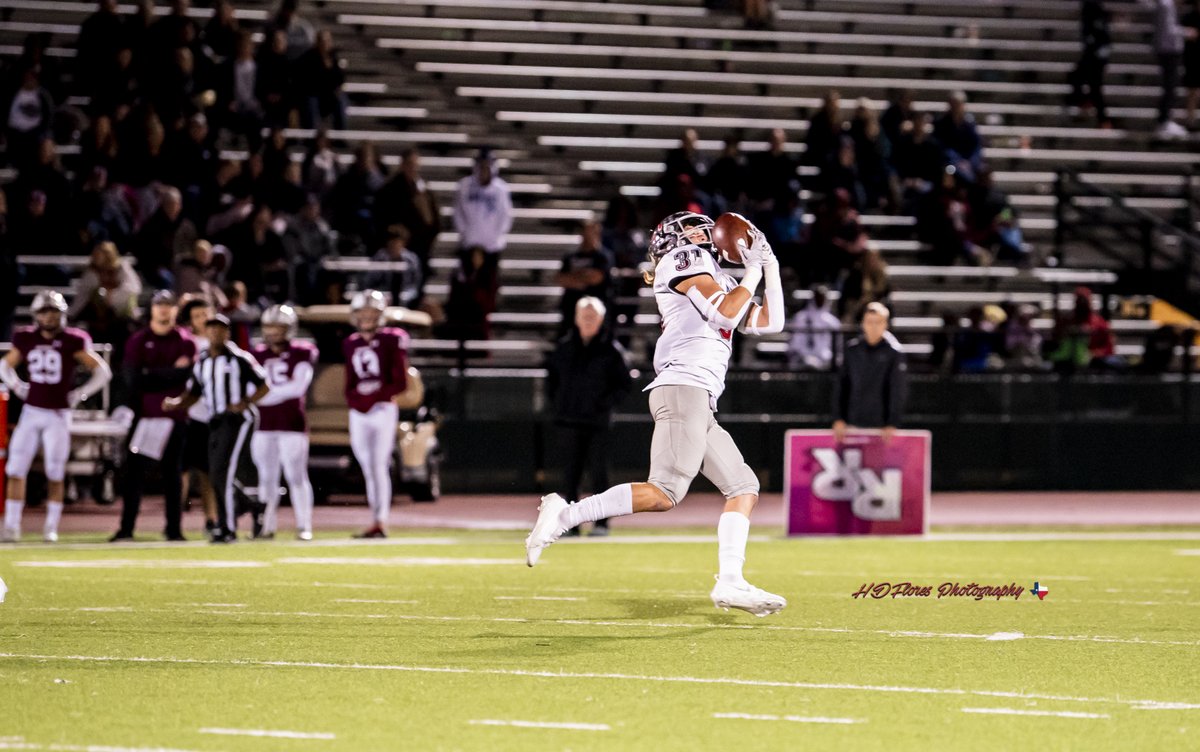 hdfphoto's tweet photo. The Bulldogs defense played tough and shutdown the Round Rock Dragon offense. Bowie with the win and Bi-District Champions! Go DAWGS!!!🐾🏈🏆
@BowieDawgs @AISDBowie @FlxAtx @dctf @EmilyGiangreco https://t.co/YP8MfnyInR