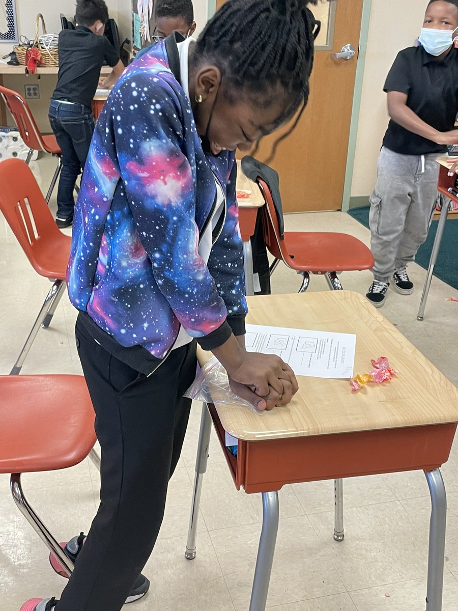 MrGretzinger's tweet photo. Always fun doing hands-on science activities. (Especially when you get to eat it when your done!) https://t.co/BLIiec7ecZ