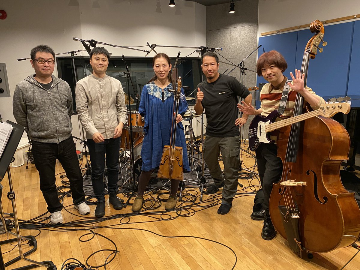 maenin's tweet photo. 昨日は馬頭琴美炎レコーディングでした。
ベースは山田章典、キーボードは清瀬祥吾、エンジニアは森重悟志、馬頭琴美炎、ドラム私、アシスタントはクロエさん。
完成が楽しみすぎます。
来月にはお届けできそうです。
お疲れ様でした！
#馬頭琴 #美炎 #yamahadrums #recordingcustom #studiomech https://t.co/jMjVPOQQhn